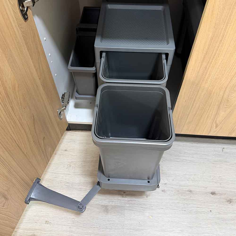 Basurero Compacto para Puerta Abatible