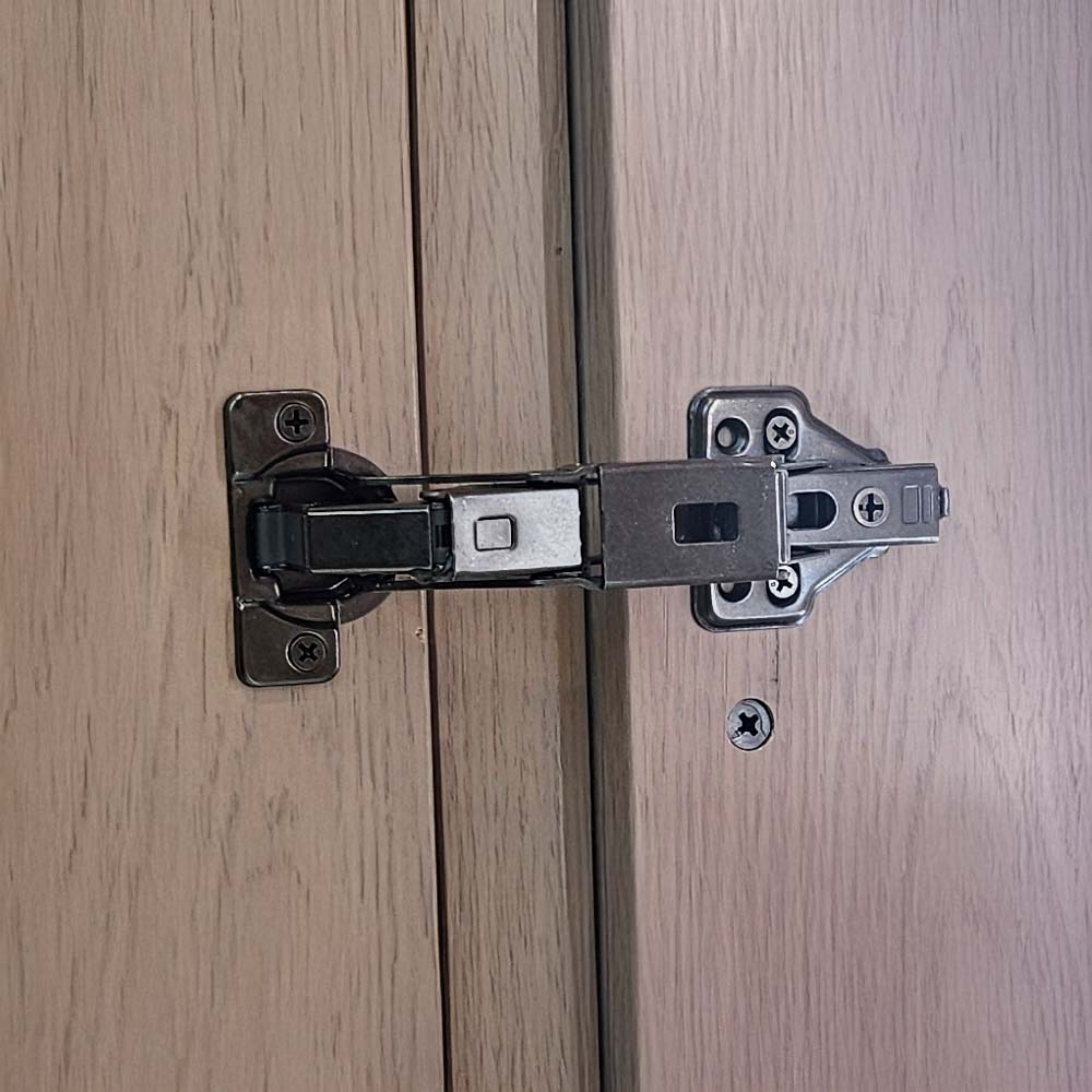 Bisagra 155° 3D cierre suave para despensa