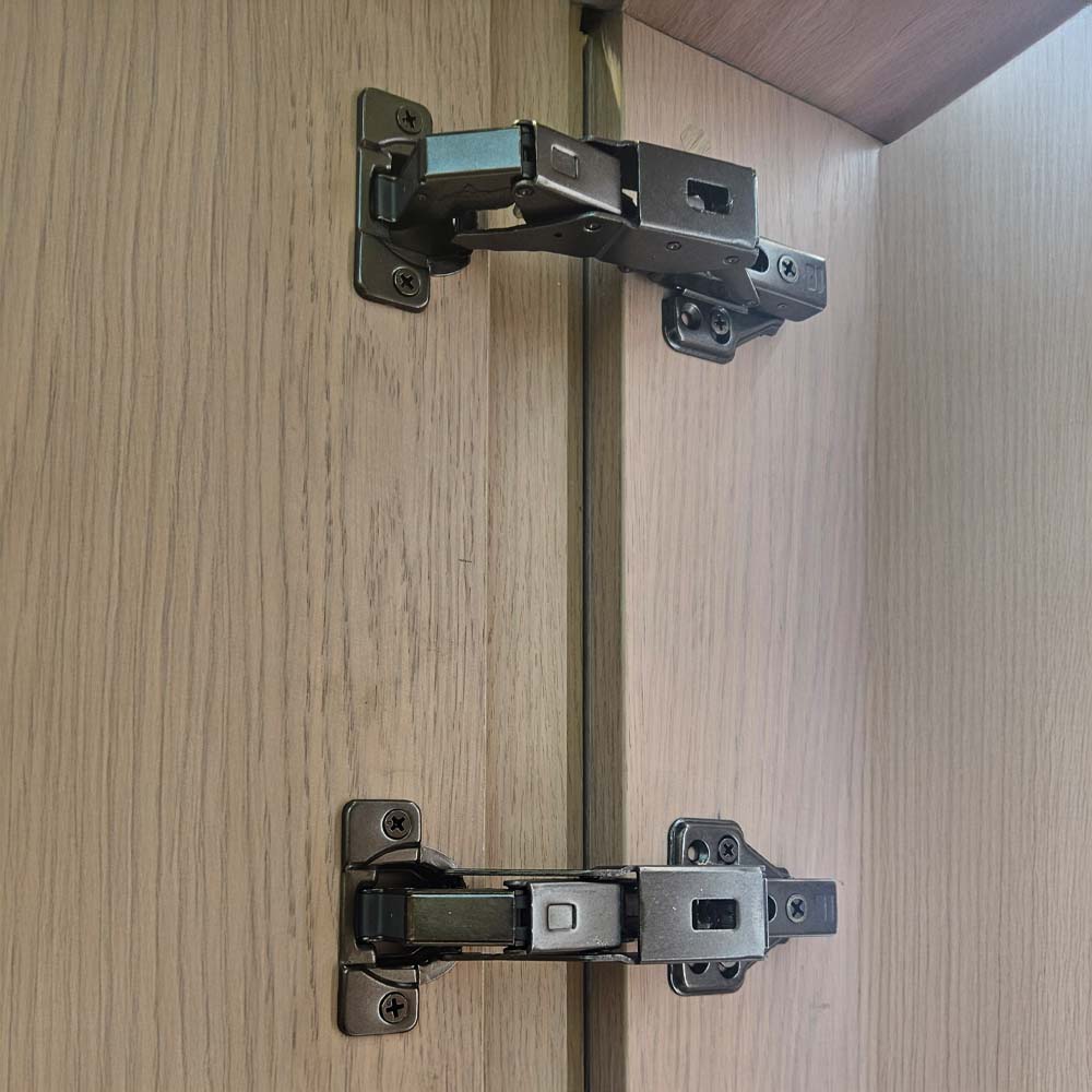 Bisagra 155° 3D cierre suave para despensa